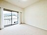 子供部屋：大きな窓からたっぷりと陽光が注がれる明るい空間。時を忘れて過ごす場所として過ごせるお部屋。