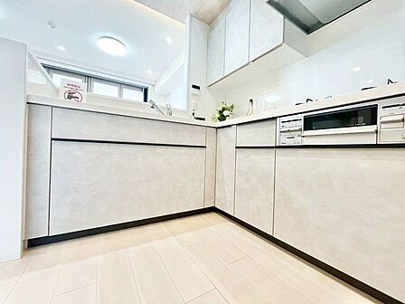家族の存在を感じながら料理が楽しめるL型の対面式キッチン。