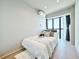 自然光が差し込む落ち着いた印象のお部屋。やわらかな光がリラックスタイムへと誘います。