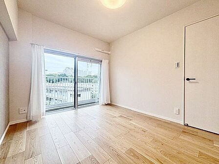 大きな窓からたっぷりと陽光が注がれる明るい空間。時を忘れて過ごす場所として過ごせるお部屋。