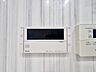 浴室：おふろの「おいだき」ができるリモコン。多彩な機能満載のリモコンは、毎日のお湯ライフをより楽しく便利に。