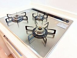 3口コンロで、お料理の効率もアップ。受け皿のないフラット天板で、お手入れもラクラク。