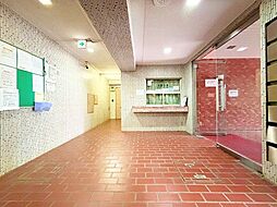 落ち着きのある温かな風情のエントランスは、訪れる方々を優しく包み込み、心地よい空間を演出します。