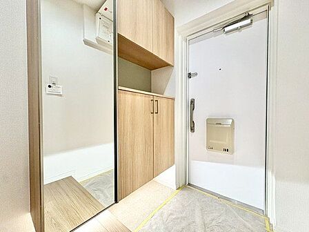 玄関扉を開けると広々としたスペースがあります。収納スペースも十分です。