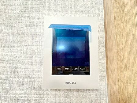 来訪者の確認ができるモニター付きインターホン完備。