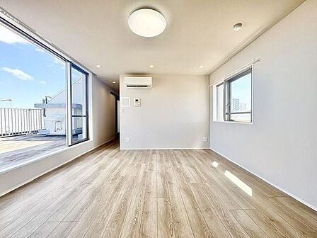 リビングには大きな窓。太陽光が降り注ぐ気持ちのいい空間に家族みんなが集います。