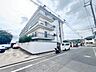 エントランス：住まう方々が歳月をかけて育んだ豊かな歴史を感じるマンション。気品溢れる佇まいが暮らしを素敵に変える。