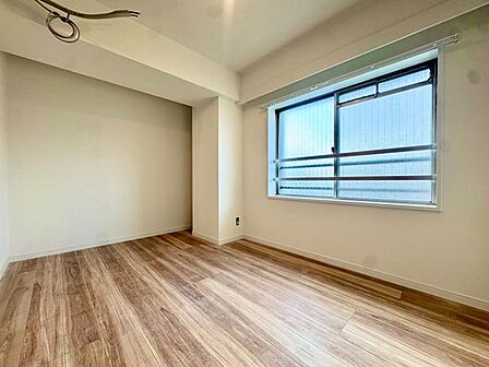 大きな窓からたっぷりと陽光が注がれる明るい空間。一日の疲れを癒してくれる洋室。