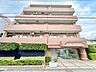 外観：閑静な住宅街に佇む重厚感のある低層マンション。ゆったりと落ち着いた時間をお過ごしいただけます。