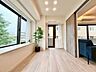寝室：大きな窓からたっぷりと陽光が注がれる明るい空間。時を忘れて過ごせるお部屋。