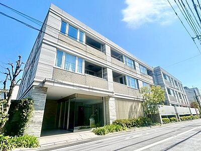 外観:毎日を心地よいと感じられる理想的な暮らしをデザイン。上質な空間を予感させてくれる落ち着きある佇まい。 外観:毎日を心地よいと感じられる理想的な暮らしをデザイン。上質な空間を予感させてくれる落ち着きある佇まい。