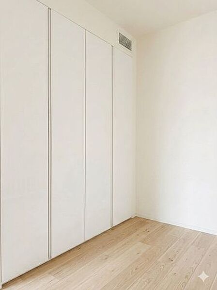 住まう方自身でカスタマイズして頂けるように「シンプル」にデザインされた室内。
