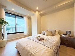 大きな窓からたっぷりと陽光が注がれる明るい空間。時を忘れて過ごせるお部屋。