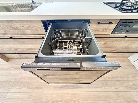 ビルトイン食洗機は作業台が広く使え、見た目もスッキリ。節水や節電も充実して家事の手助けをしてくれます。
