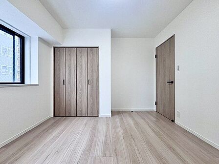 木のぬくもりを感じられる、のびのびとした明るい洋室です。いつまでも快適に暮らせる空間が広がります。