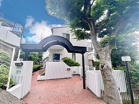 おしゃれな雰囲気や自然の潤い、親しみやすさといった個性を、街に新たな価値をもたらし続けてくれます。（空の加工を生成AIで行っています）