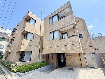 街に溶け込む美しい佇まい。日常の忙しさを忘れ、ゆったりとした時を刻む住環境が魅力。