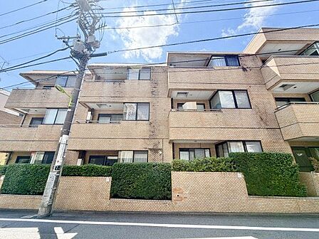 凛とした深みを纏うヴィンテージマンション。永く大切に住まわれてきた風格があります。