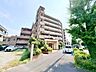 外観：緑に囲まれ街に溶け込む美しいデザインの外観。陽当りや風通しにも期待できそうです。