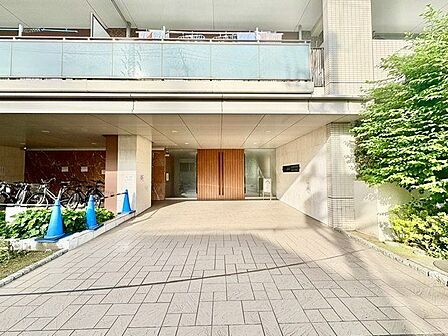 エントランスは、まさに顔となる場所。満ち足りたプライベートシーンへと誘う気品があります。
