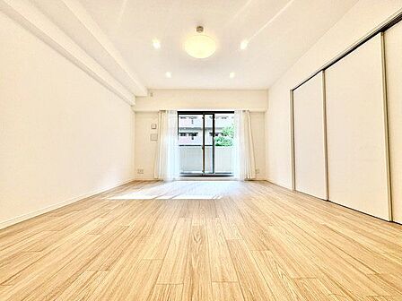 広さを充分に確保したゆったりとした室内。たっぷりの採光が、明るく爽やかな空間を演出。