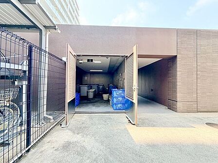 敷地内ごみ置き場。
