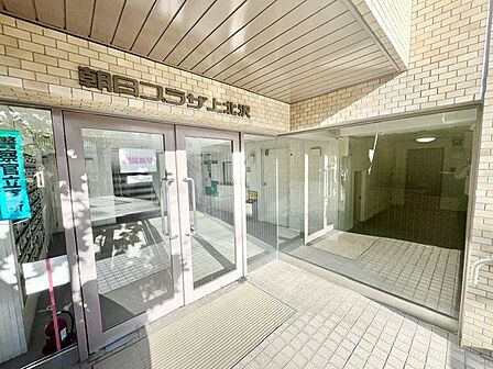 外と内をつなぐエントランスは、まさに顔となる場所。シンプルながらも上質な空間を作り出します。