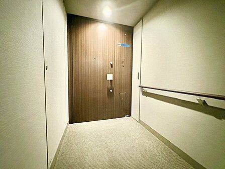 毎日出入りに使う玄関は外出する時は爽やかに、帰宅するときはホッとする落ち着いた空間へ。