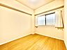 子供部屋：居心地のいい暮らしには欠かせない眩い採光。窓からこの空間に降り注ぐ採光が絶えません。