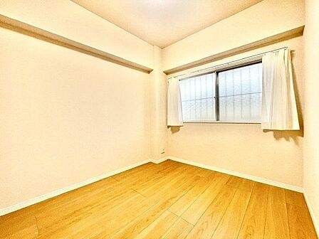 居心地のいい暮らしには欠かせない眩い採光。窓からこの空間に降り注ぐ採光が絶えません。