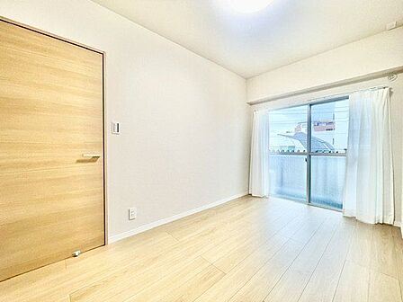 開口部が広くたくさんの陽を取り入れます。窓を開ければ気持ちよい風が舞い込んできて開放的な空間を演出。
