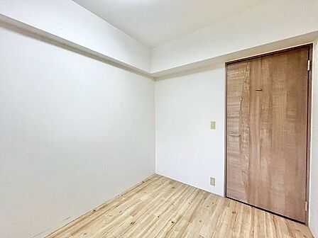 住まう方自身でカスタマイズして頂けるように「シンプル」にデザインされた室内。