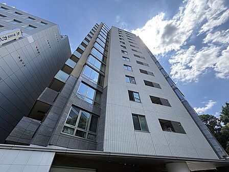 緑の多い周辺環境は、都心で過ごすハードな毎日に癒しのひとときを与えます。
