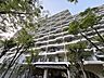 外観：地上15階建のマンションは堂々とした佇まい。アクセスのよさも見逃せないポイントです。