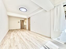 ナチュラルな木目調の床から木のぬくもりを感じられるリビングルーム。