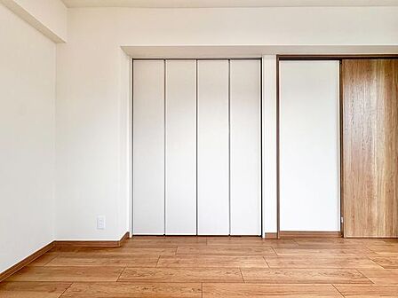 ナチュラルカラーのフローリングのお部屋は、温かみを感じさせリラックスをもたらす効果があります。