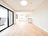 リビング/ダイニング：陽光が柔らかに差し込む空間で、穏やかな毎日をお過ごしいただけます。