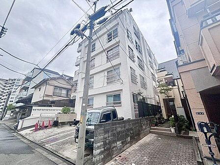 住まう方々が歳月をかけて育んだ豊かな歴史を感じるマンション。気品溢れる佇まいが暮らしを素敵に変える。
