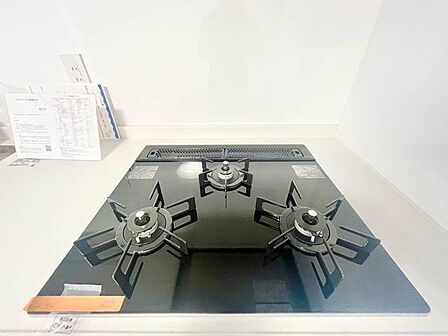忙しいときでも一度にたくさんの料理が作れる3口コンロ。使い勝手の良さを考えました。