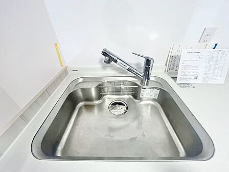 キレイなお水がいつでも安心して飲める浄水器付。