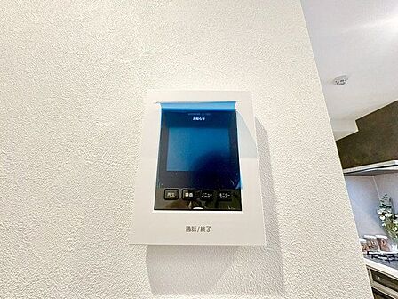 「見える安心」をカタチに。来訪者の確認ができるモニター付インターホン完備。