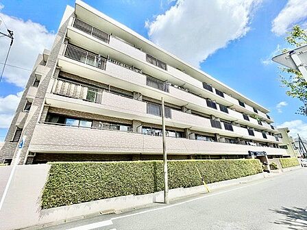 街に溶け込む美しい佇まい。日常の忙しさを忘れ、ゆったりとした時を刻む住環境が魅力。