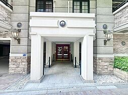 街の環境と住む人の暮らしを第一に考え、そこでしかできないエントランスを作り出されたこだわり。