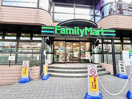 ファミリーマート南青山四丁目店 230m