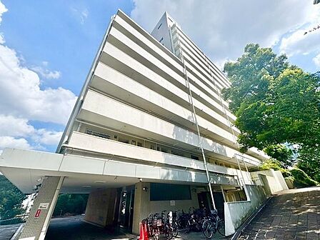 落ち着いた印象の外観。永く大切に住まわれてきた風格があります。