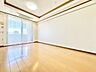 室内：開口部が広く、たくさんの陽を取り入れます。窓を開ければ気持ちよい風が舞い込んできそうです。