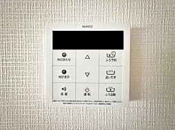 キッチンから追炊きができるリモコン。多彩な機能満載のリモコンは、毎日のお湯ライフをより楽しく便利に。