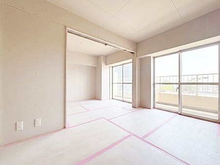 明るい日差しが差し込む空間。美しい街並みと穏やかな住環境でやすらぎの暮らしを叶えます。(リノベーション中)