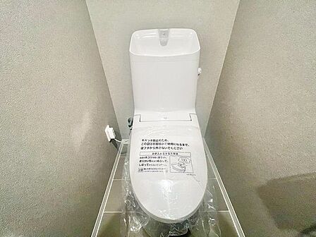 シャープで足元スリムなフォルムは、汚れも拭きやすく、お手入れカンタンです。