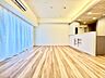 リビング/ダイニング：角住戸の開放感と独立性を謳歌するLDK。華やいだ気分で心満たされる、そんな空間です。